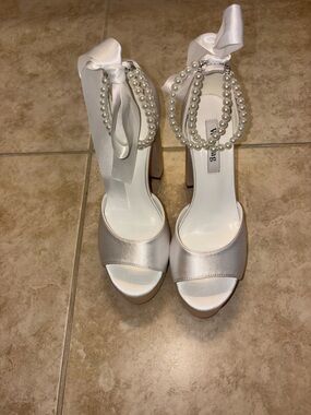 Pearl-Ankle Satin Platform Heels in White - Vaneli